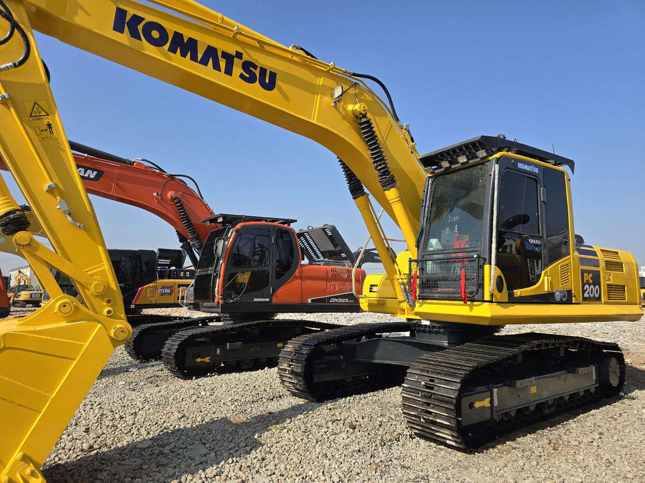 Escavatore cingolato Komatsu PC200-8 del 2024, vista laterale Escavatore cingolato Komatsu PC200-8 del 2024, vista laterale