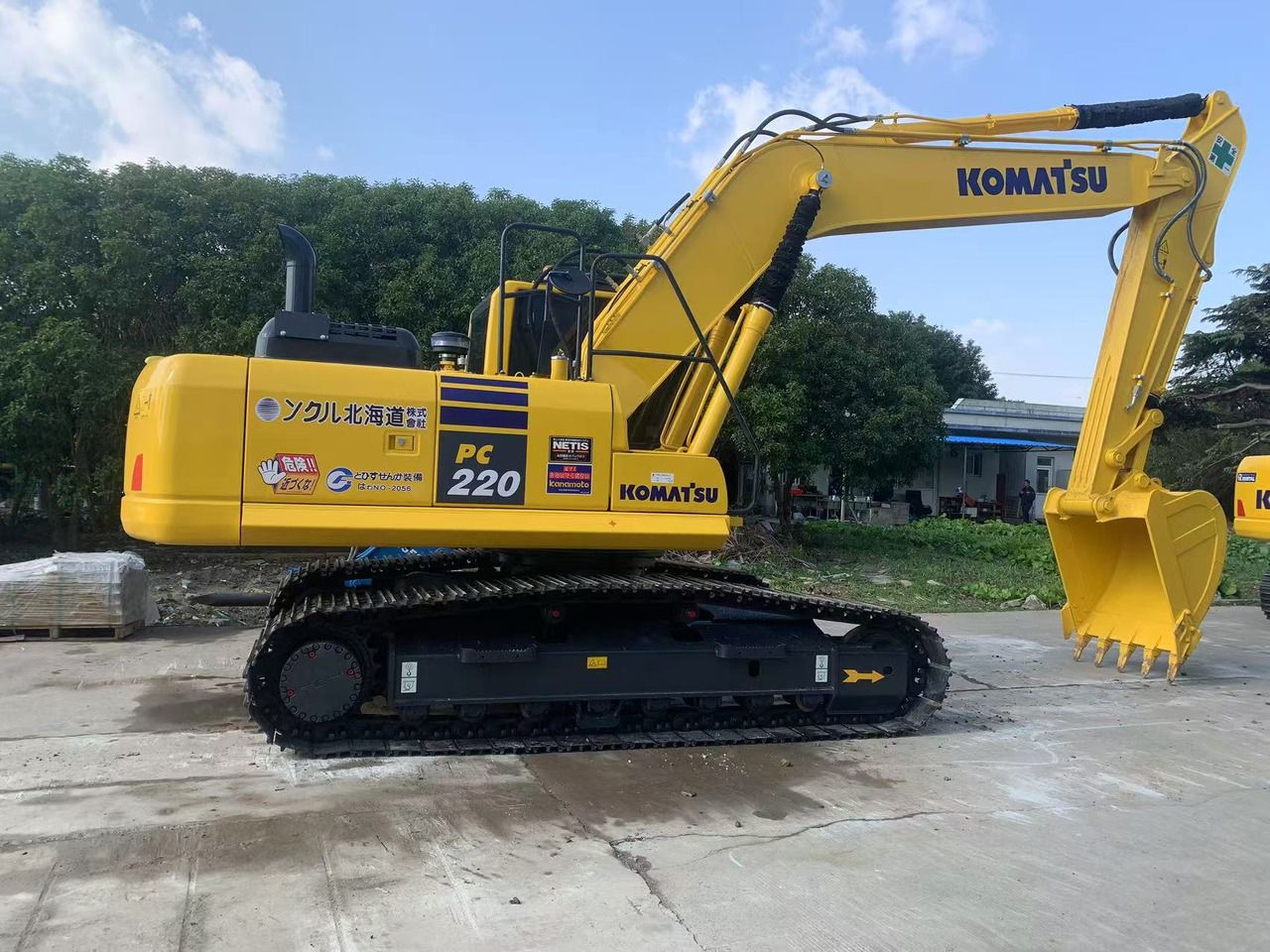 Escavatore cingolato Komatsu PC220-8 del 2023, vista laterale