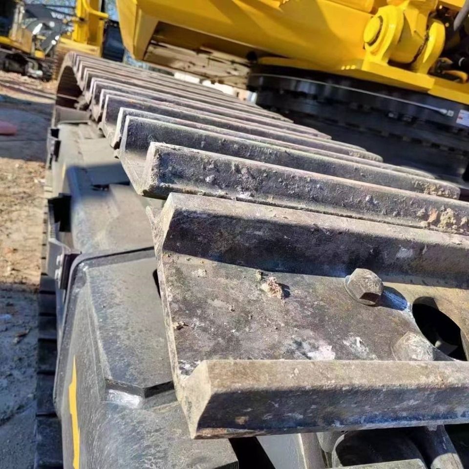 2023 Komatsu PC450 crawler excavator track detail