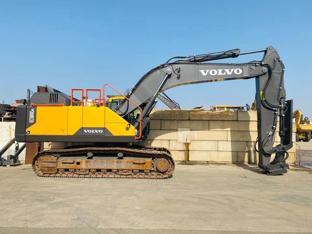 2023 Volvo EC380ENL crawler excavator side view 2023 Volvo EC380ENL crawler excavator side view