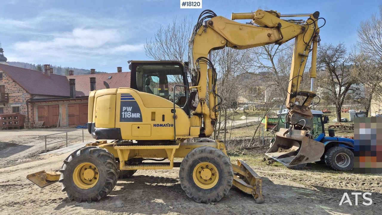 2013 Komatsu PW118 MR-8 wheel excavator side view 2013 Komatsu PW118 MR-8 wheel excavator side view
