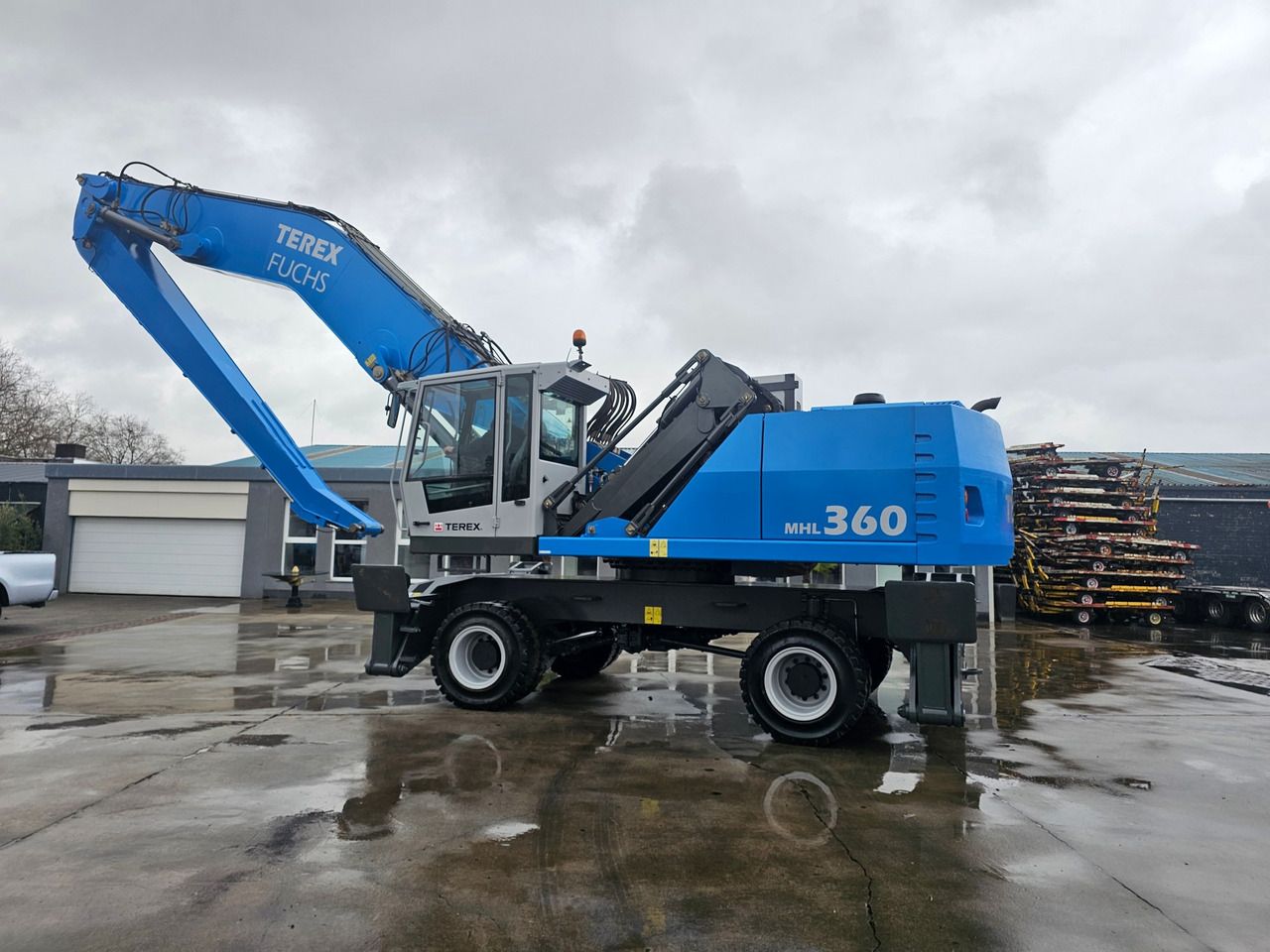 2012 Fuchs MHL360 material handler side view 2012 Fuchs MHL360 material handler side view