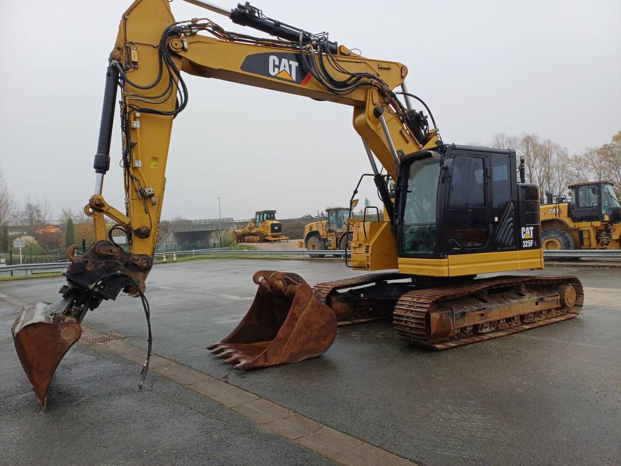 2018 Caterpillar 325F CR crawler excavator, side view 2018 Caterpillar 325F CR crawler excavator, side view