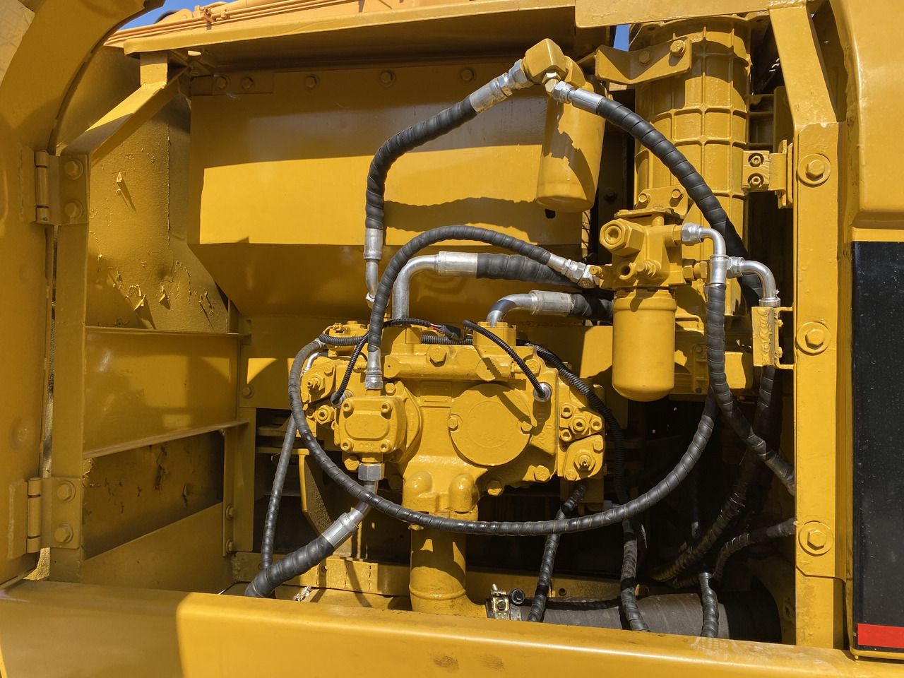 Detalle del compartimento del motor de una excavadora de orugas Caterpillar 320CL de 2017 Detalle del compartimento del motor de una excavadora de orugas Caterpillar 320CL de 2017
