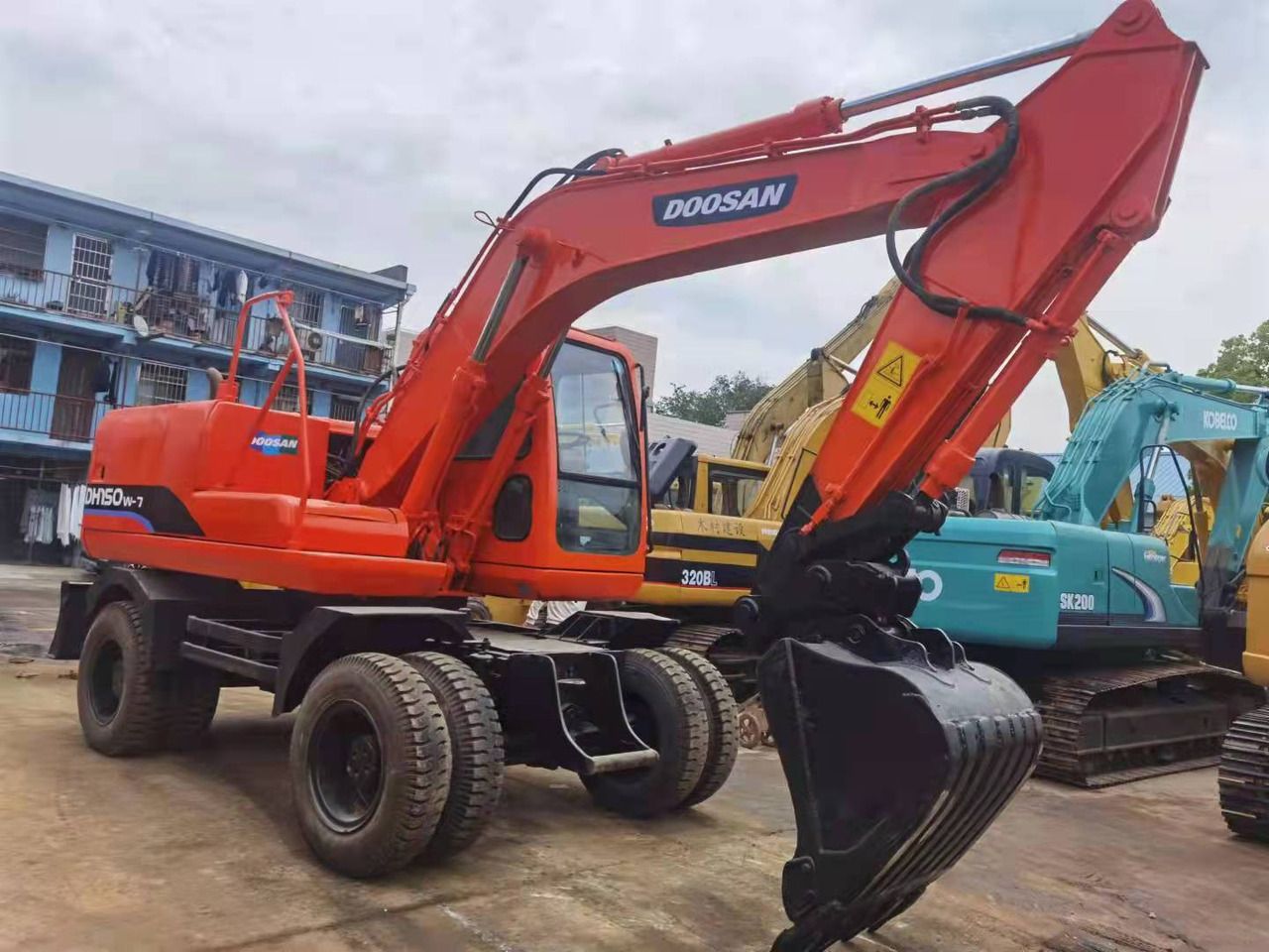2015 Doosan DH150W-7 wheel excavator, side profile view