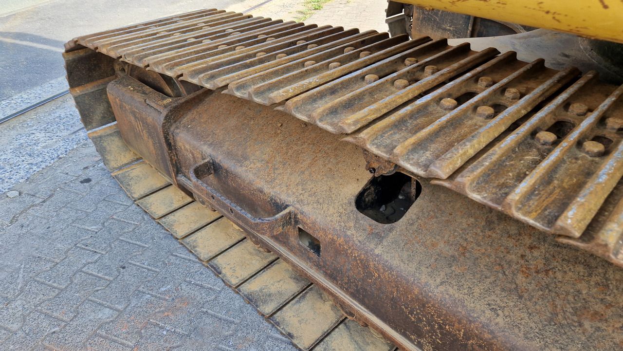 2007 Caterpillar 324D crawler excavator track assembly detail 2007 Caterpillar 324D crawler excavator track assembly detail
