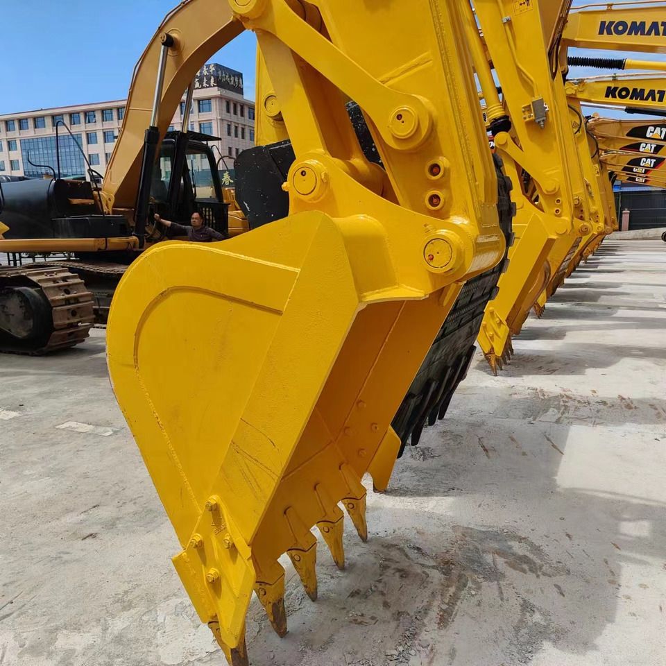 2023 Komatsu PC200 crawler excavator bucket view 2023 Komatsu PC200 crawler excavator bucket view