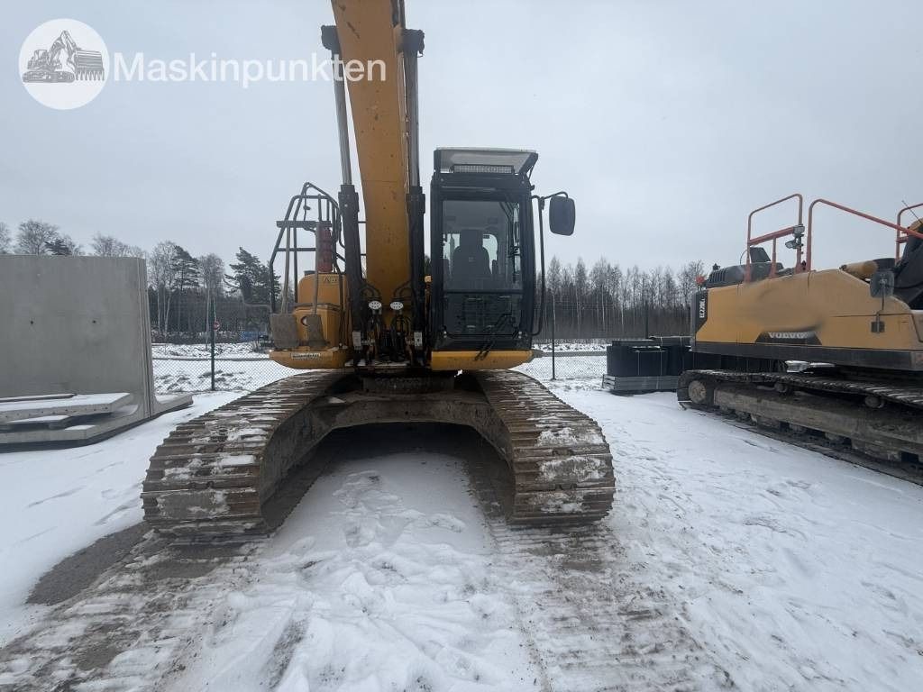 2016 JCB JS220 crawler excavator, front view 2016 JCB JS220 crawler excavator, front view
