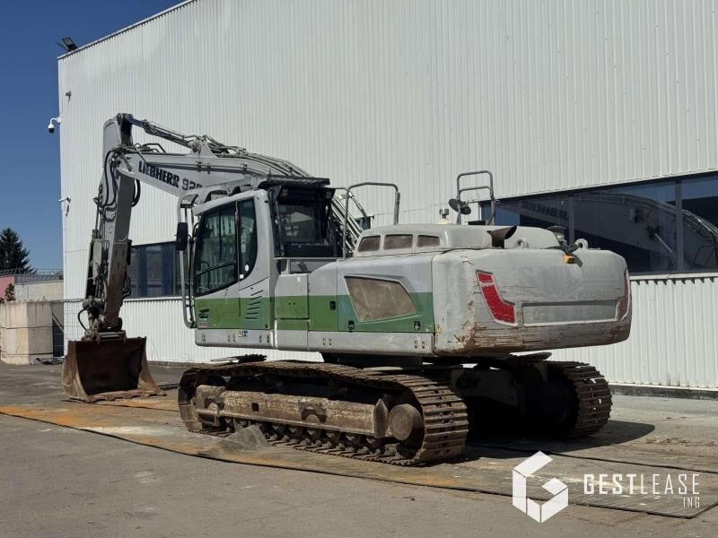 2018 Liebherr R926 LC crawler excavator, rear three-quarter view 2018 Liebherr R926 LC crawler excavator, rear three-quarter view