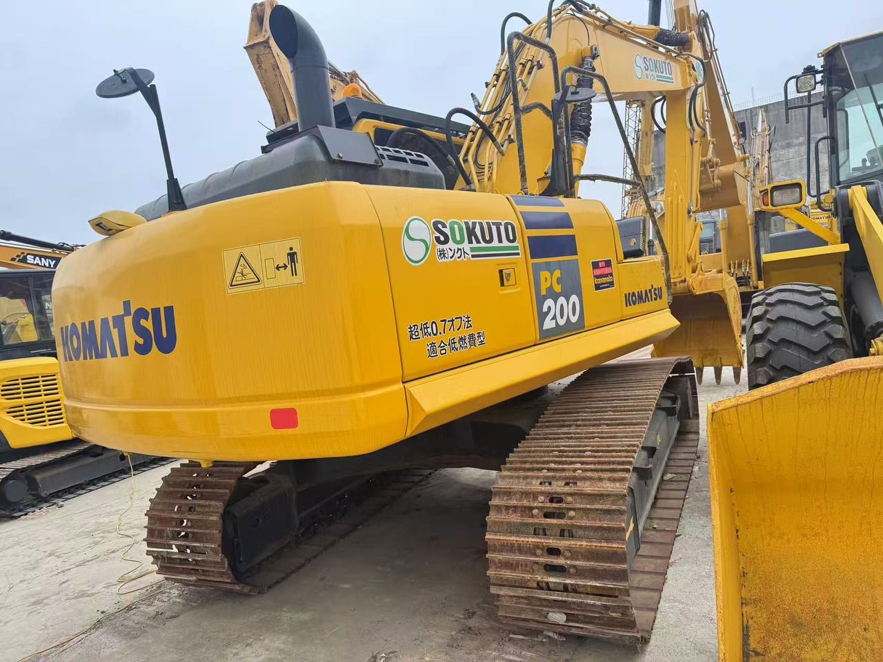 Escavadora de rastos Komatsu PC200-8 2023, vista traseira a três quartos