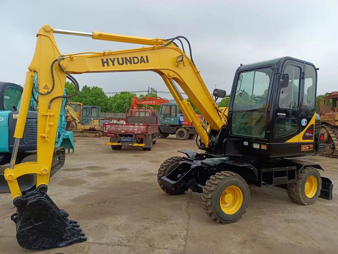 2016 Hyundai 60W-7 wheel excavator, side view 2016 Hyundai 60W-7 wheel excavator, side view