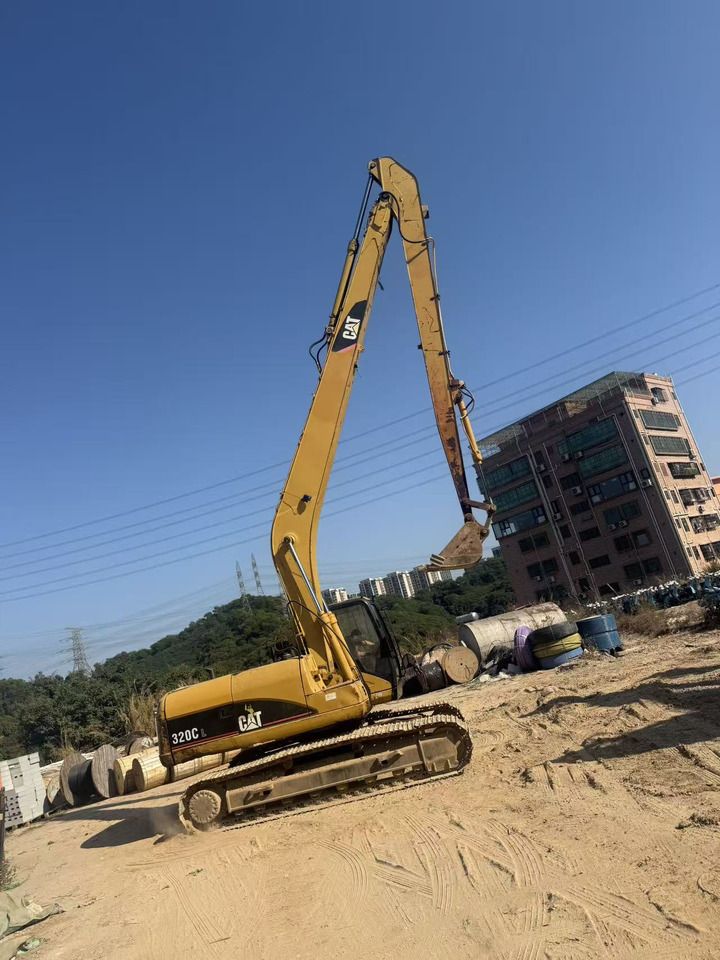2016 Caterpillar 320CL crawler excavator, side view 2016 Caterpillar 320CL crawler excavator, side view