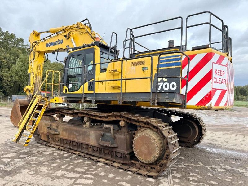 2015 Komatsu PC700LC-8EO crawler excavator side view 2015 Komatsu PC700LC-8EO crawler excavator side view