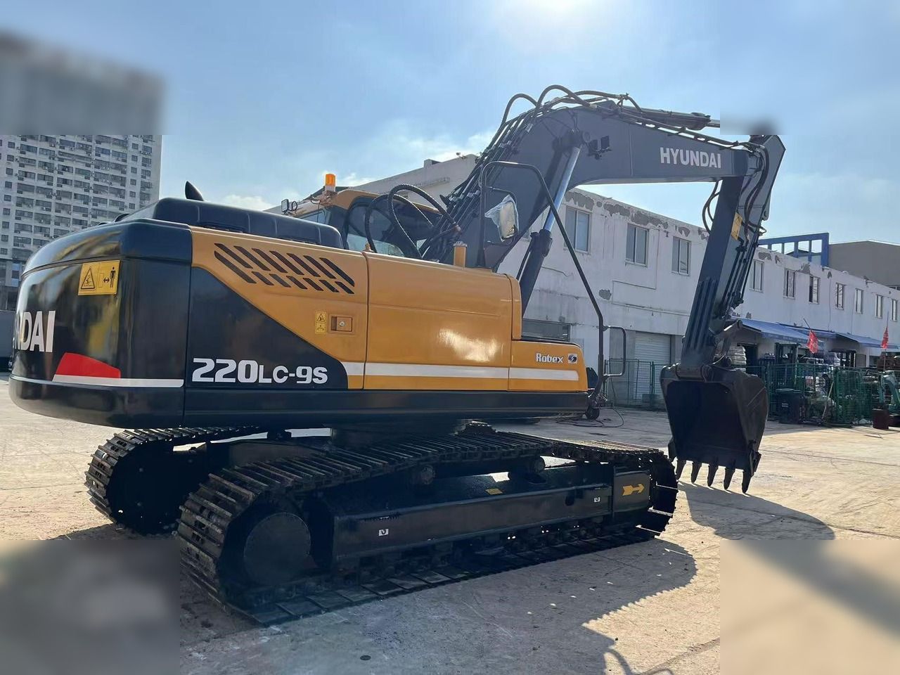 2022 Hyundai R220LC-9S crawler excavator side view 2022 Hyundai R220LC-9S crawler excavator side view