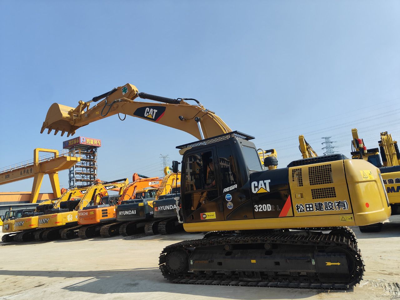 Escavatore cingolato Caterpillar 320D2 L del 2025, vista laterale Escavatore cingolato Caterpillar 320D2 L del 2025, vista laterale
