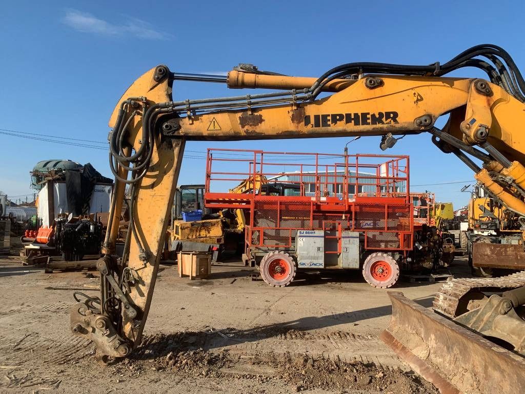 2008 Liebherr R313 crawler excavator boom and arm view 2008 Liebherr R313 crawler excavator boom and arm view