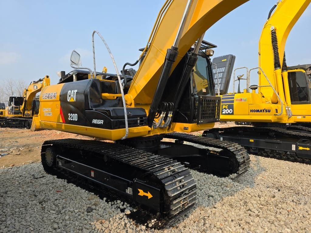 Escavatore cingolato Caterpillar 320D del 2024, vista laterale