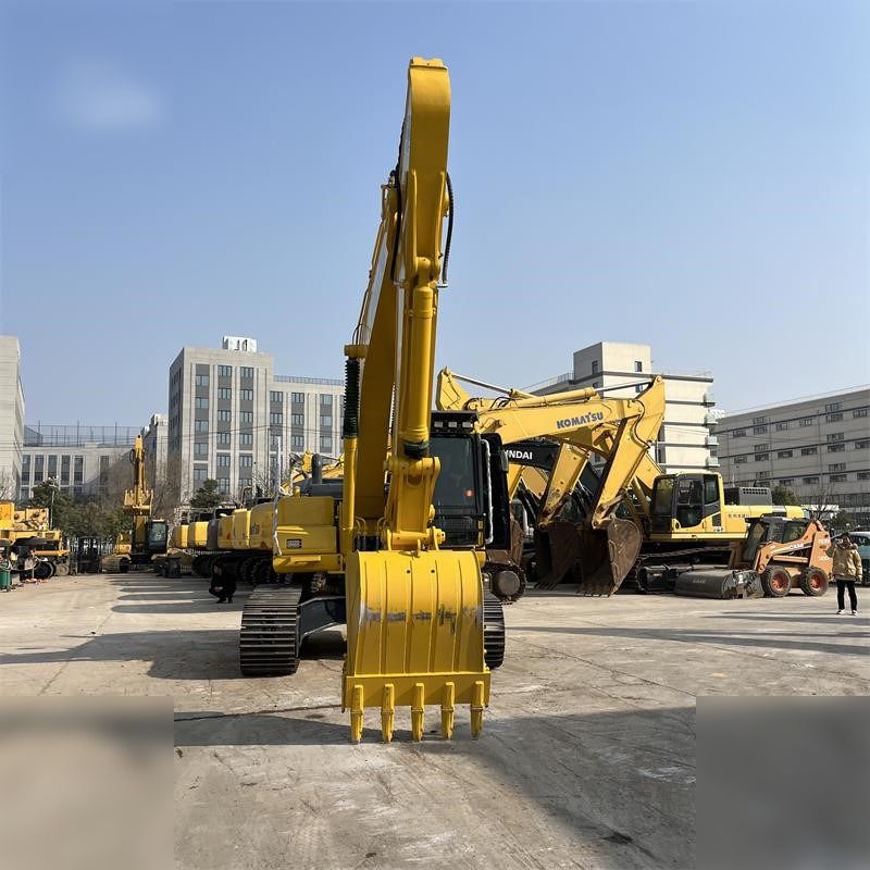 Escavatore cingolato Komatsu PC220-8 del 2022, vista frontale