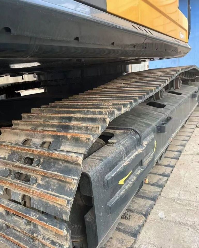 2024 Hyundai 305 crawler excavator track assembly detail 2024 Hyundai 305 crawler excavator track assembly detail