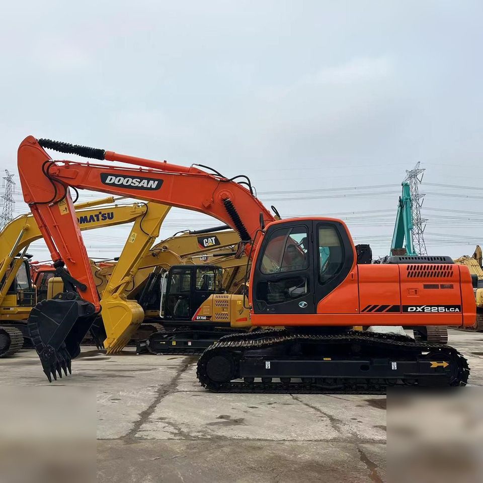 2016 Doosan DX225LCA crawler excavator side view