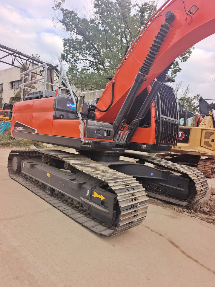 2024 Doosan DX225LCA crawler excavator, side view 2024 Doosan DX225LCA crawler excavator, side view
