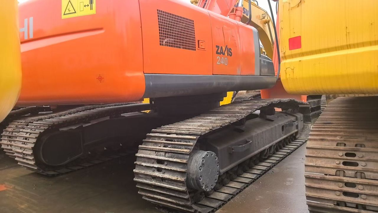 2015 Hitachi Zaxis 240 crawler excavator side view