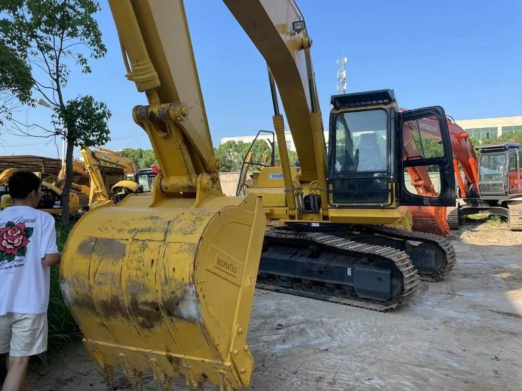 2022 Komatsu PC200-8 Raupenbagger, Front-Dreiviertelansicht 2022 Komatsu PC200-8 Raupenbagger, Front-Dreiviertelansicht