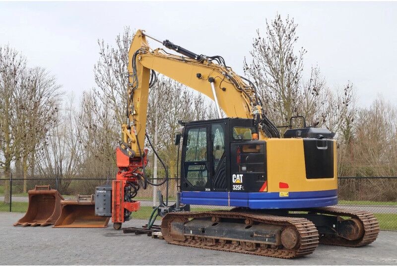 2018 Caterpillar 325F LCR crawler excavator, side view 2018 Caterpillar 325F LCR crawler excavator, side view