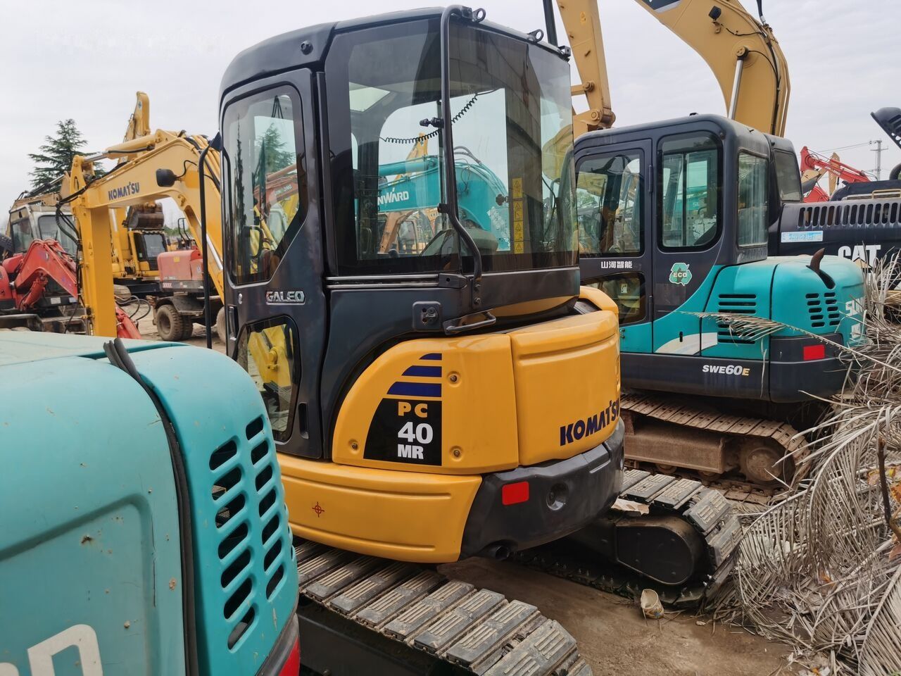 2018 Komatsu PC40 MR mini excavator, front three-quarter view 2018 Komatsu PC40 MR mini excavator, front three-quarter view