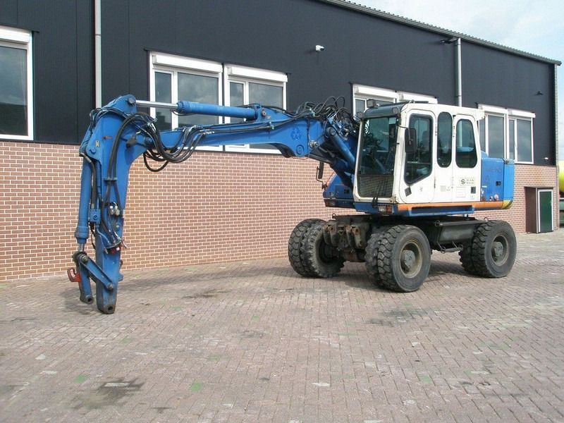 2002 Atlas 1404 wheel excavator side view 2002 Atlas 1404 wheel excavator side view