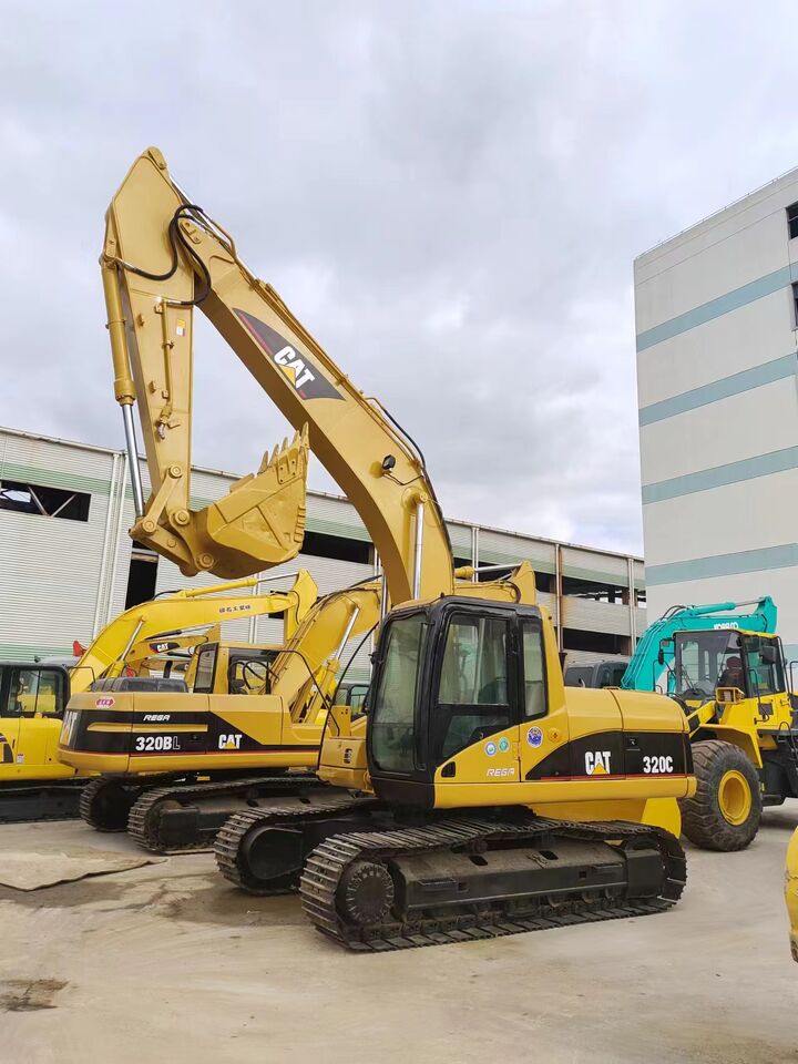 2018 Caterpillar 320C crawler excavator, front three-quarter view