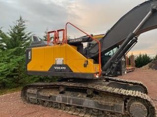 2020 Volvo EC300EL crawler excavator side view 2020 Volvo EC300EL crawler excavator side view