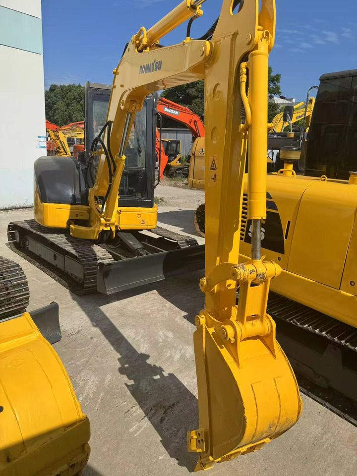 2020 Komatsu PC35 mini excavator, front three-quarter view 2020 Komatsu PC35 mini excavator, front three-quarter view