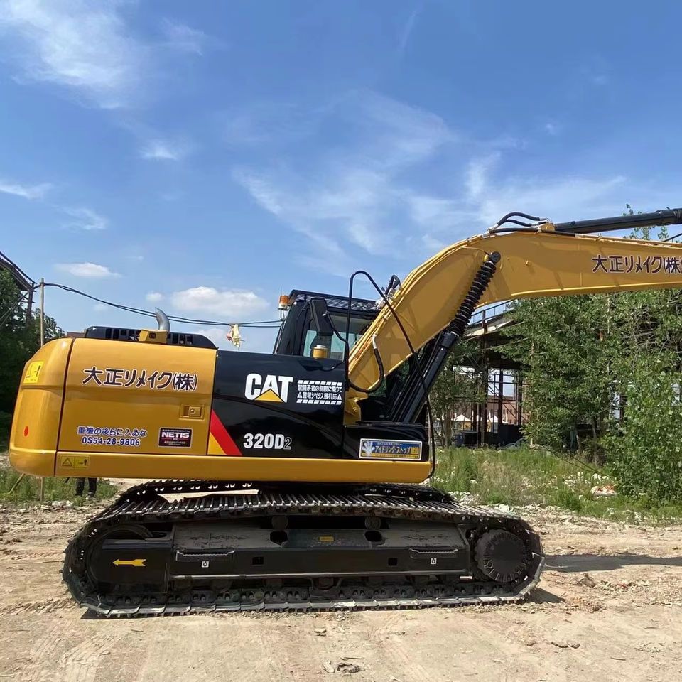 Escavatore cingolato Caterpillar 320D2 del 2018, vista laterale