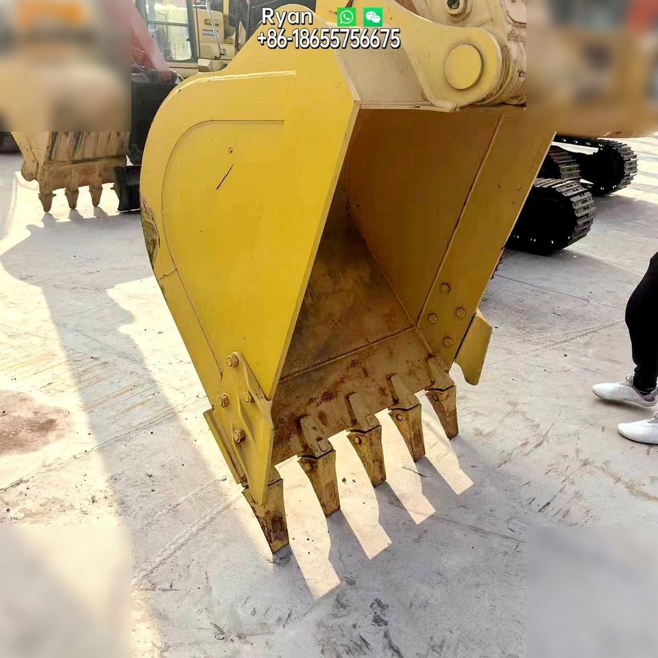 Dettaglio benna di escavatore cingolato Komatsu PC200-8 del 2012 Dettaglio benna di escavatore cingolato Komatsu PC200-8 del 2012