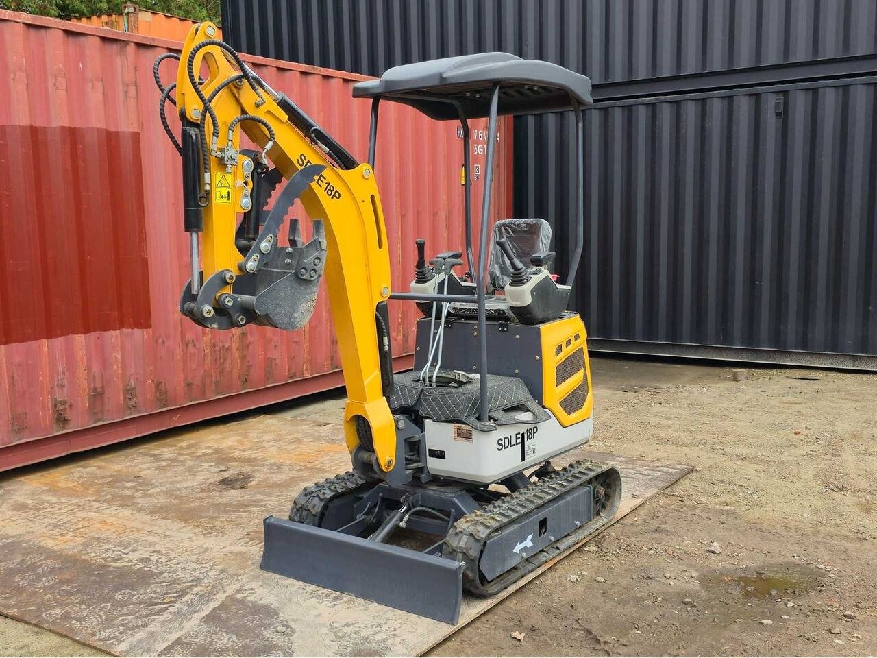 2025 SDLANCH SDLE18P mini excavator, front three-quarter view 2025 SDLANCH SDLE18P mini excavator, front three-quarter view