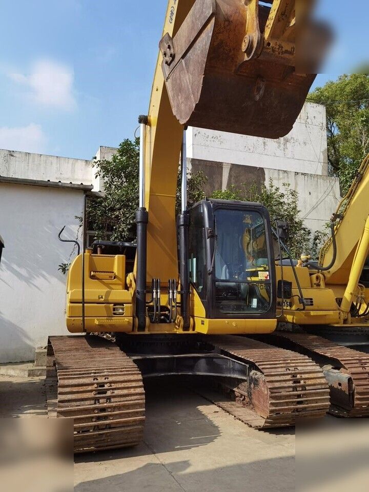 Escavatore cingolato Caterpillar 320D del 2018, vista frontale Escavatore cingolato Caterpillar 320D del 2018, vista frontale