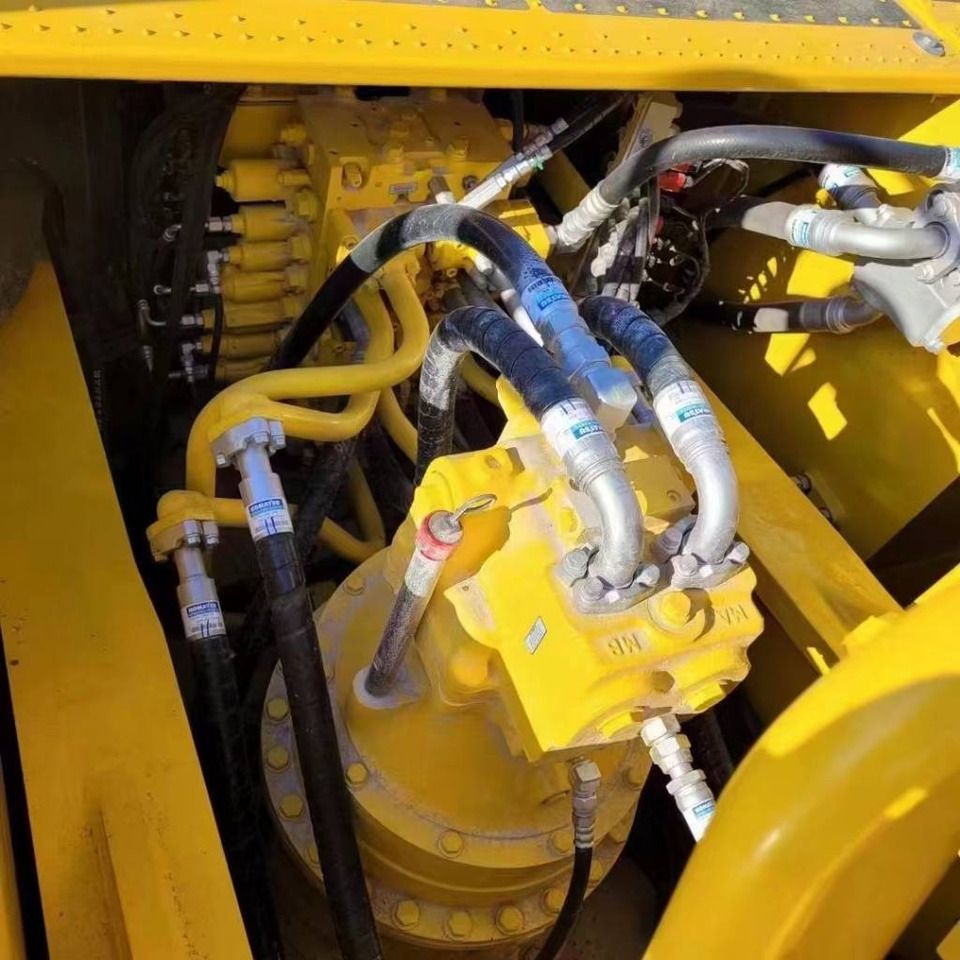 2025 Komatsu PC450 crawler excavator hydraulic compartment view 2025 Komatsu PC450 crawler excavator hydraulic compartment view