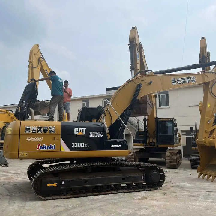 2000 Caterpillar 330D crawler excavator side view 2000 Caterpillar 330D crawler excavator side view