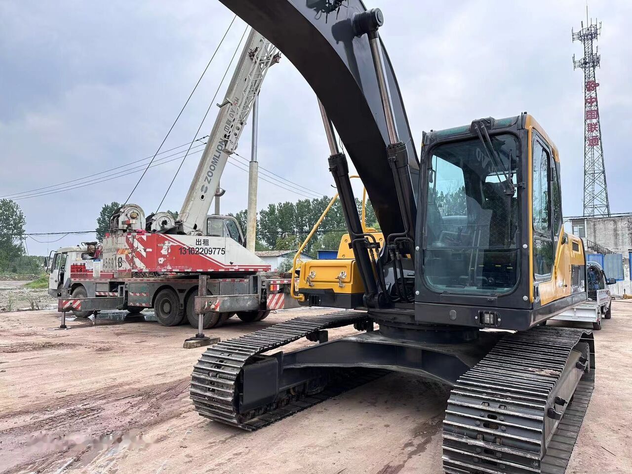 Volvo EC240 crawler excavator, front three-quarter view Volvo EC240 crawler excavator, front three-quarter view