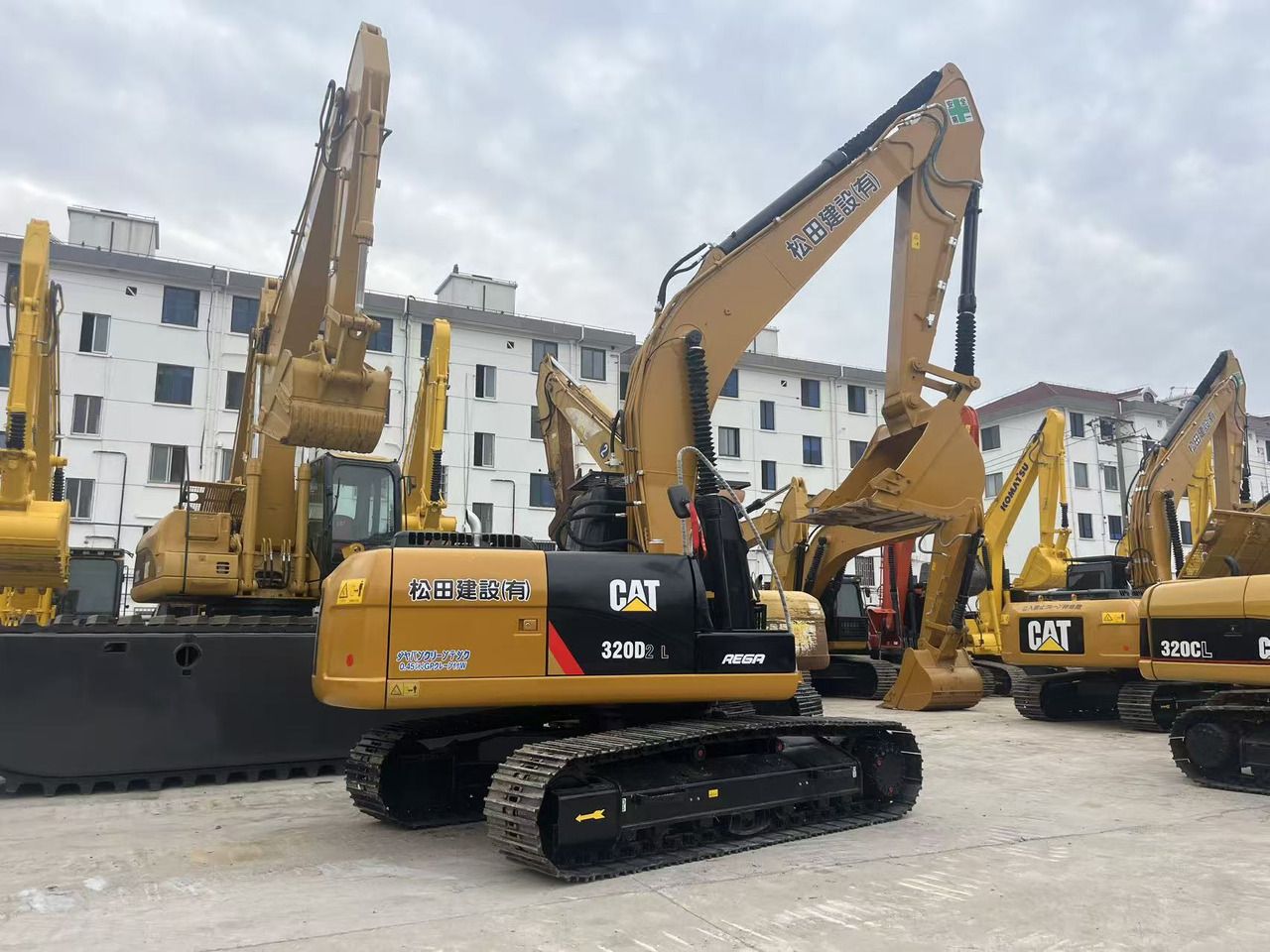 Koparka gąsienicowa 2023 Caterpillar 320D2 L, widok z tyłu pod kątem Koparka gąsienicowa 2023 Caterpillar 320D2 L, widok z tyłu pod kątem