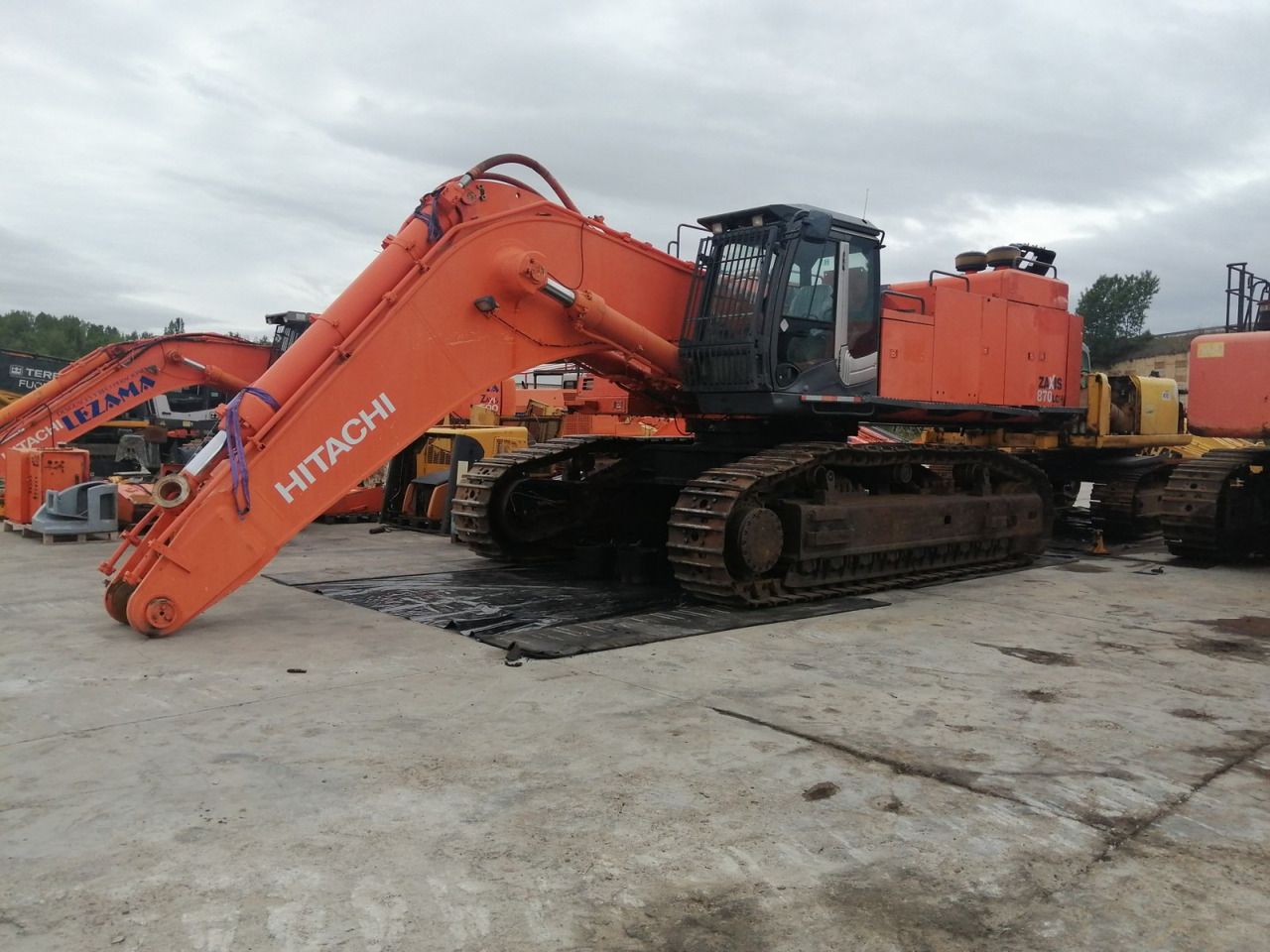 Hitachi ZX870LCH-3 crawler excavator, side view Hitachi ZX870LCH-3 crawler excavator, side view