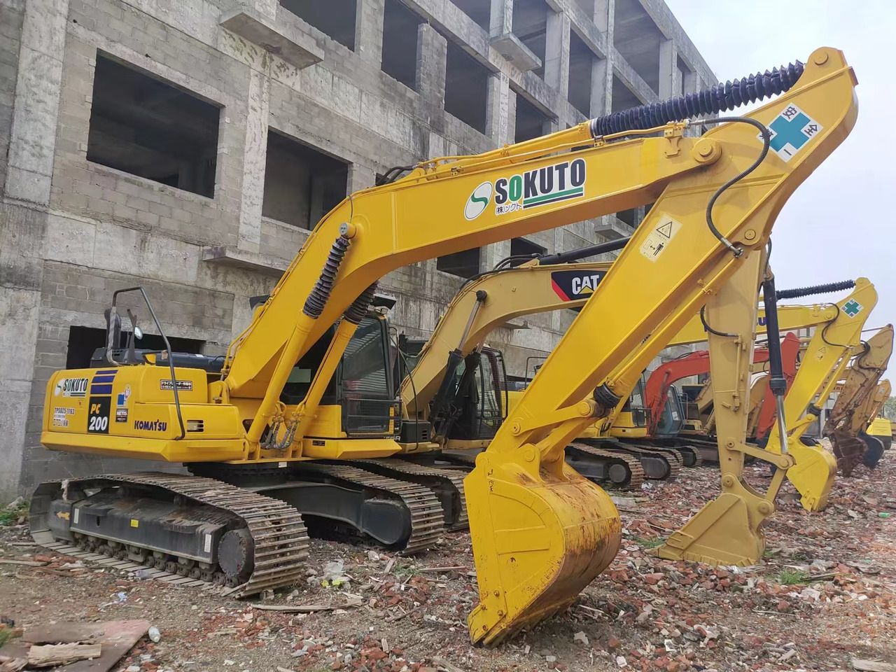 Pelle sur chenilles Komatsu PC200-8 de 2022, vue de côté