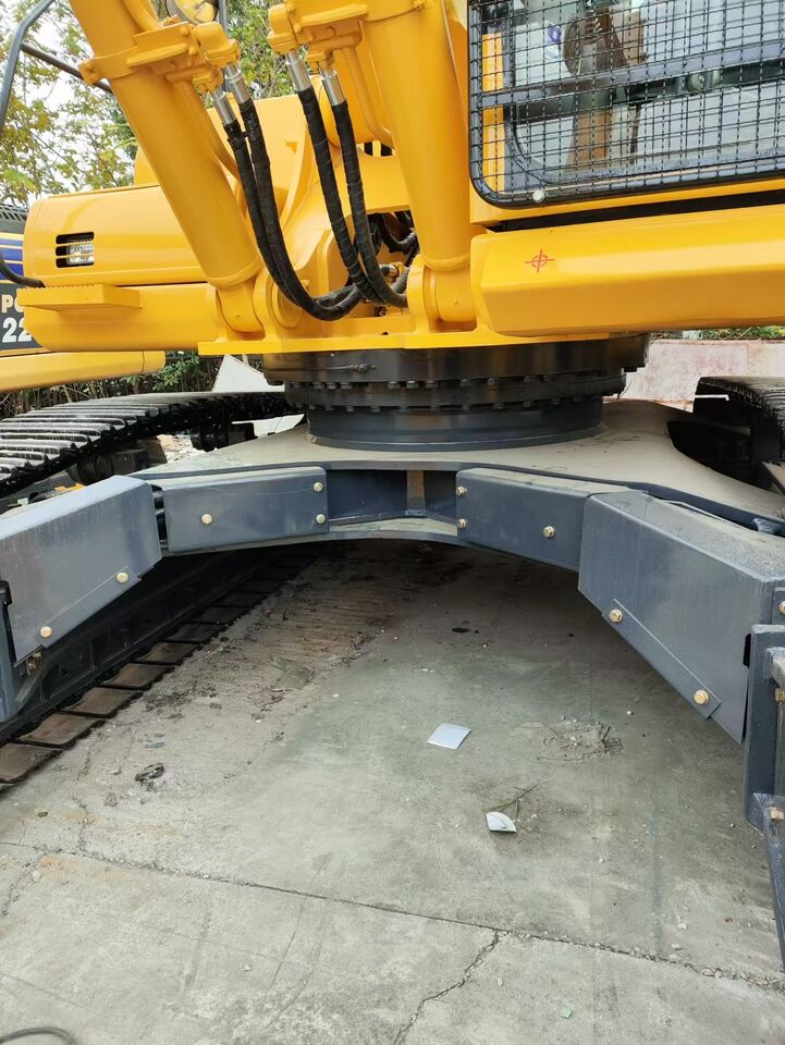 2024 Komatsu PC450-8 crawler excavator undercarriage and cab base view 2024 Komatsu PC450-8 crawler excavator undercarriage and cab base view
