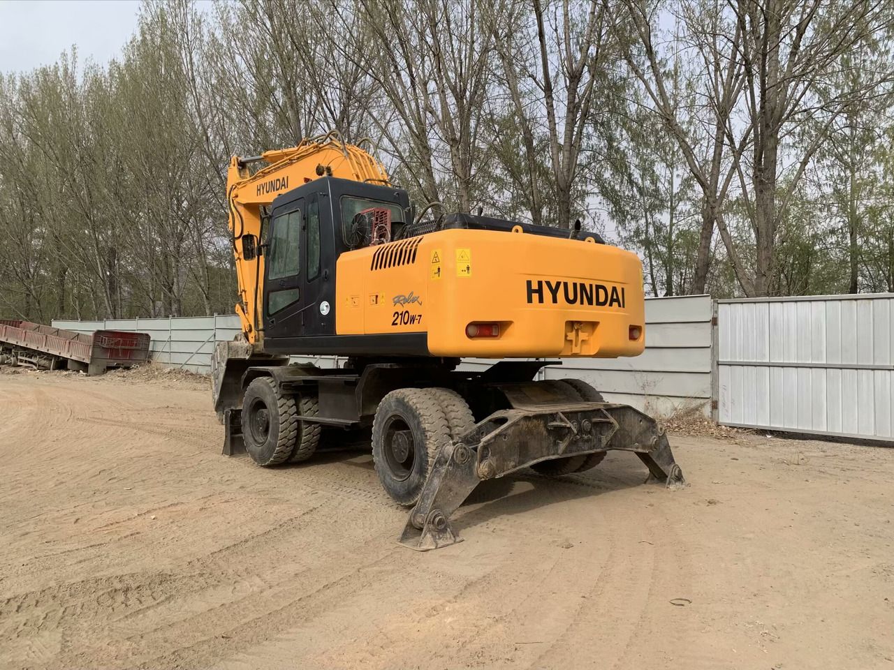 2018 Hyundai R210W-7 wheel excavator, rear three-quarter view 2018 Hyundai R210W-7 wheel excavator, rear three-quarter view
