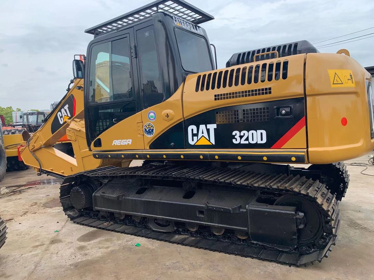 2010 Caterpillar 320D rupsgraafmachine, zijaanzicht