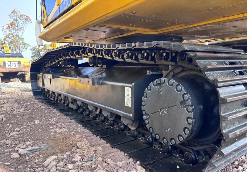 2022 Komatsu PC210LC-8 crawler excavator undercarriage view