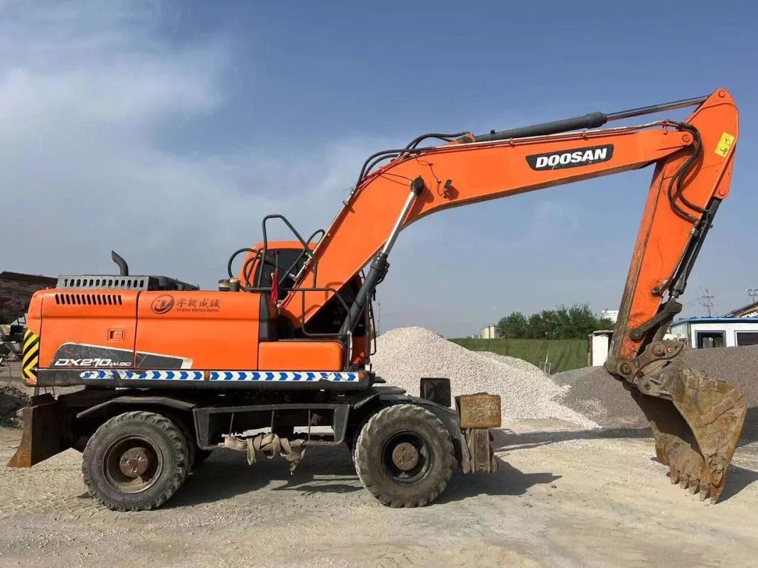 Doosan DX210W wheel excavator, side profile view Doosan DX210W wheel excavator, side profile view