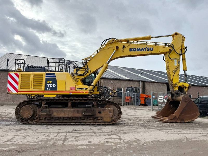 2015 Komatsu PC700LC-8EO crawler excavator, side view 2015 Komatsu PC700LC-8EO crawler excavator, side view