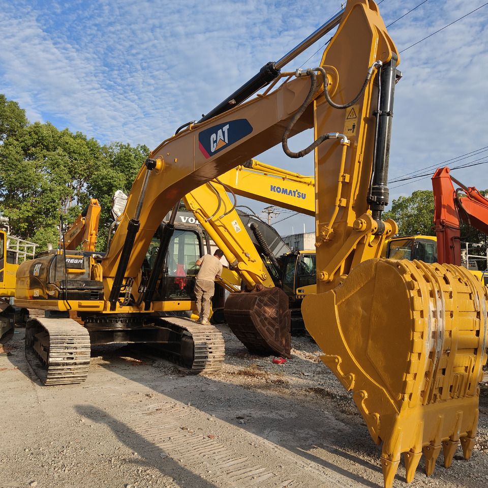 Caterpillar 325D crawler excavator, front three-quarter view Caterpillar 325D crawler excavator, front three-quarter view